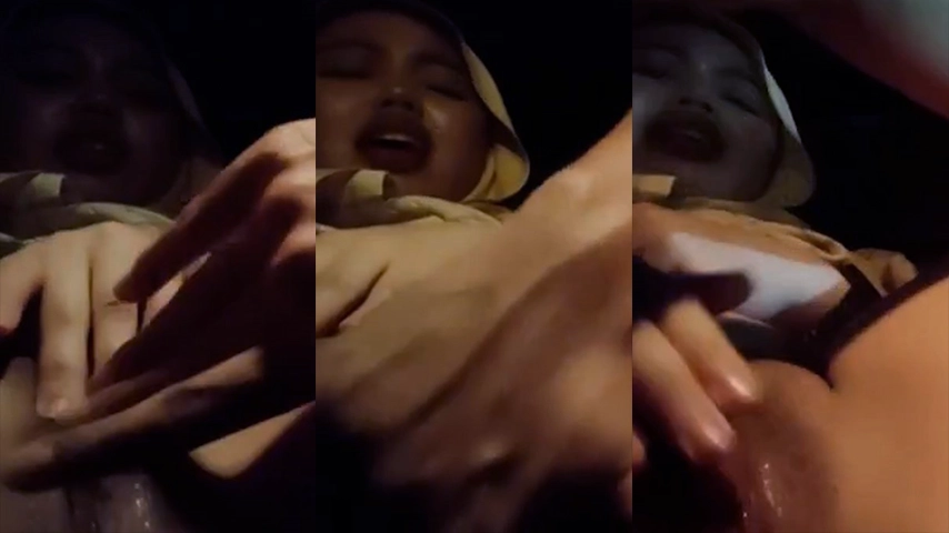 Kobelin Memek Ayang Jilboobs di Dalem Mobil